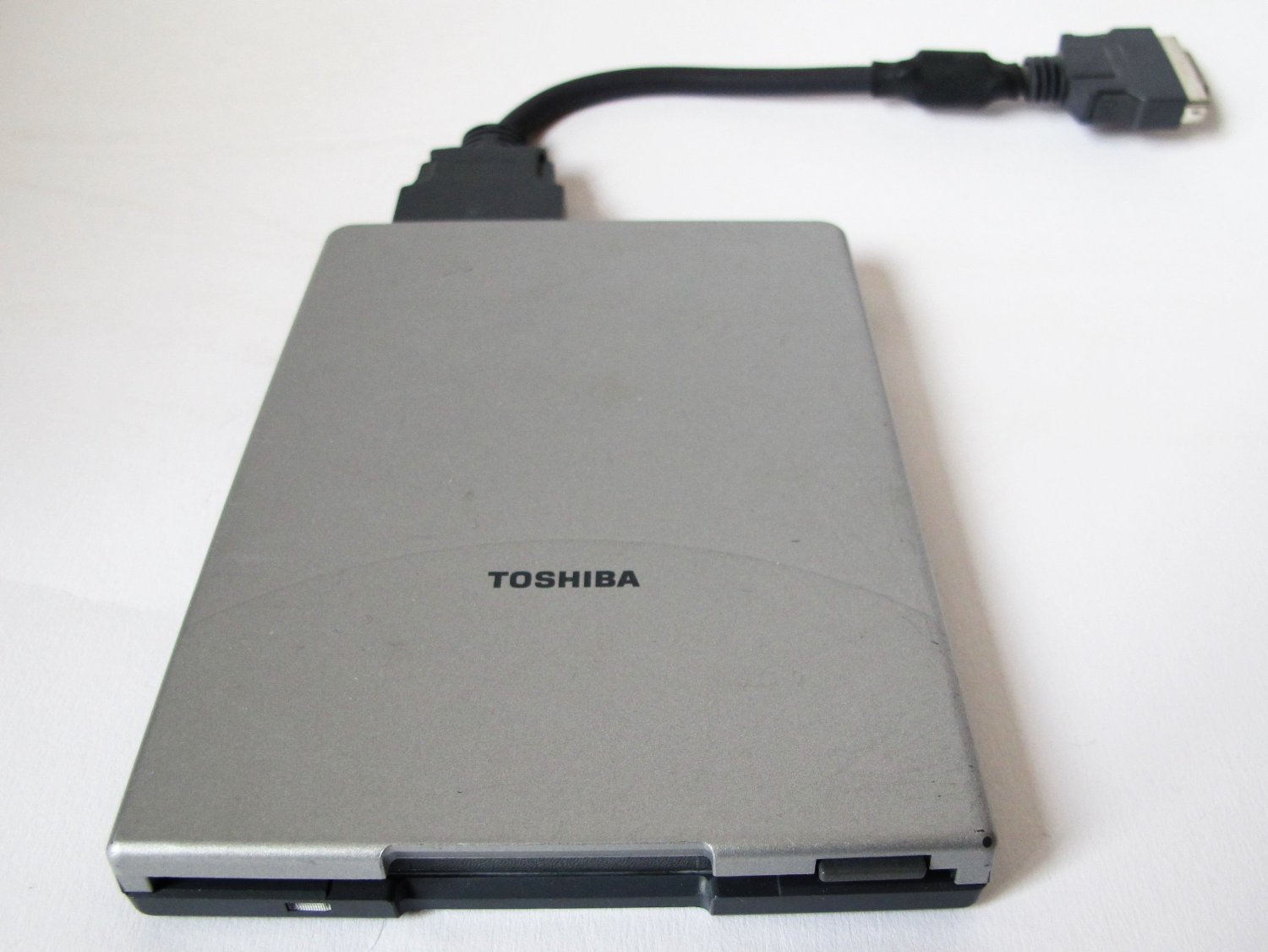 PA2669U | Toshiba External Floppy Disk Drive - 1.44MB PC - 1 x IDC - 3.5 External